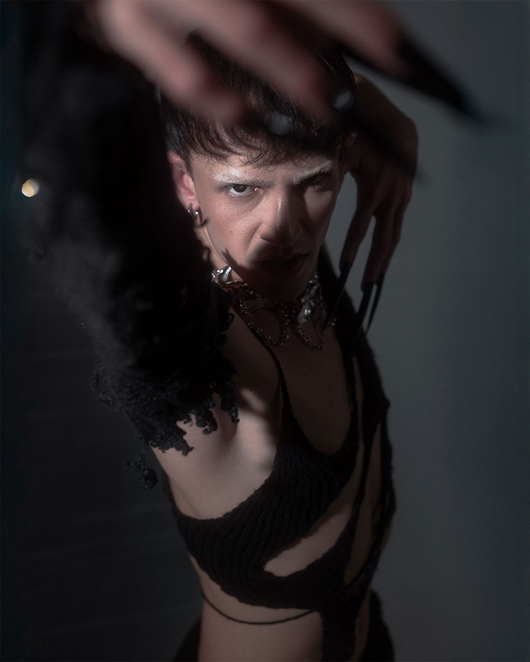Retrato editorial de Huha Kween para el videoclip De negro a gris